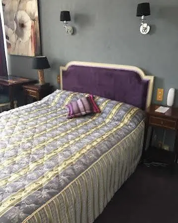 Pierre Hotel 3*